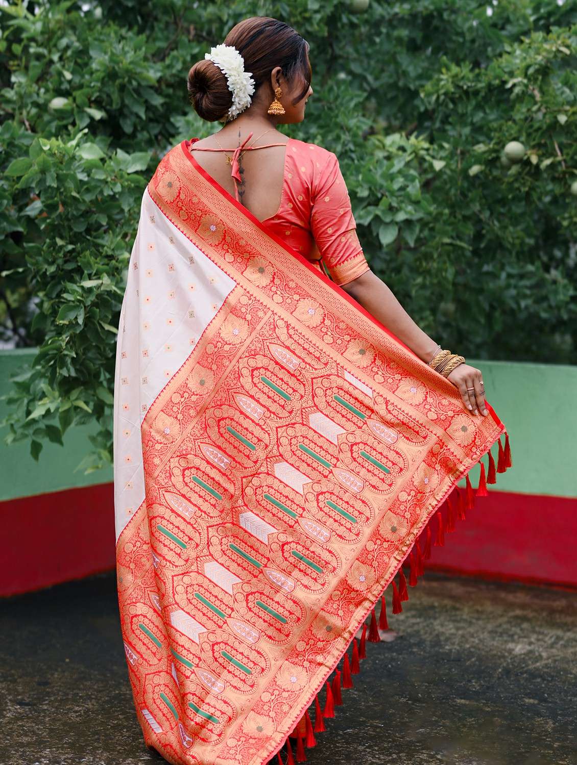 women self design bordered saree with blouse - 22448847 -  Standard Image - 3