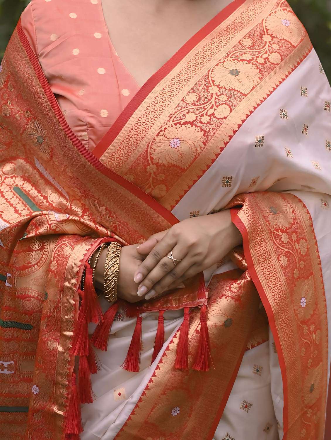 women self design bordered saree with blouse - 22448847 -  Standard Image - 5