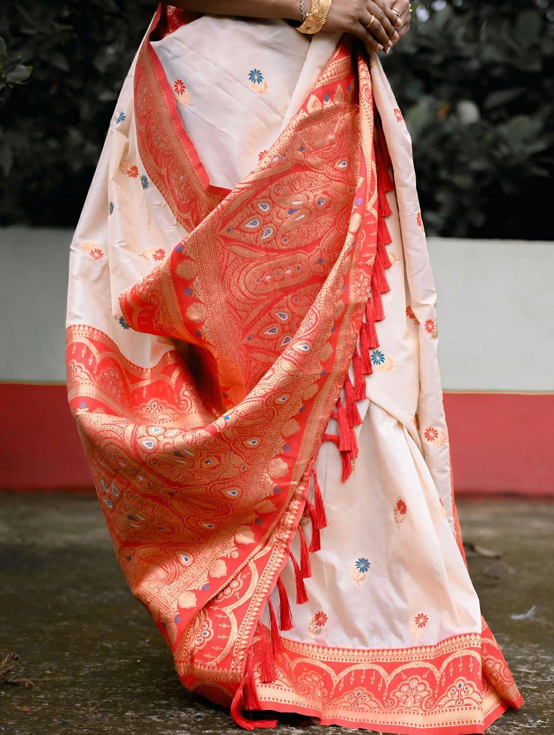 women self design bordered saree with blouse - 22448848 -  Standard Image - 5