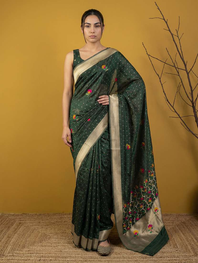 women self design bordered saree with blouse
