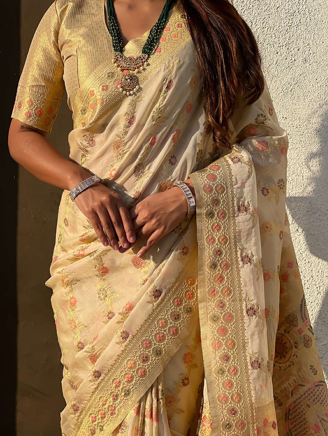 women self design banarasi saree with blouse - 22448886 -  Standard Image - 5