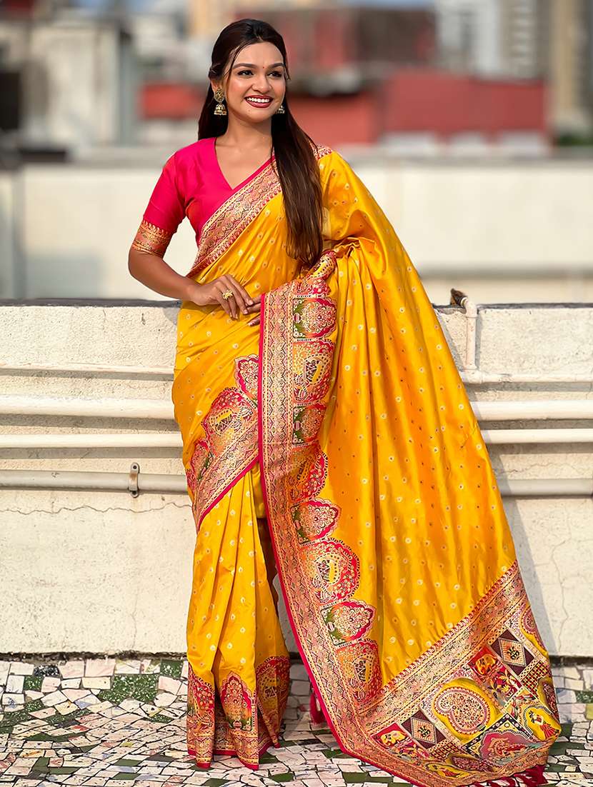 women self design bordered saree with blouse