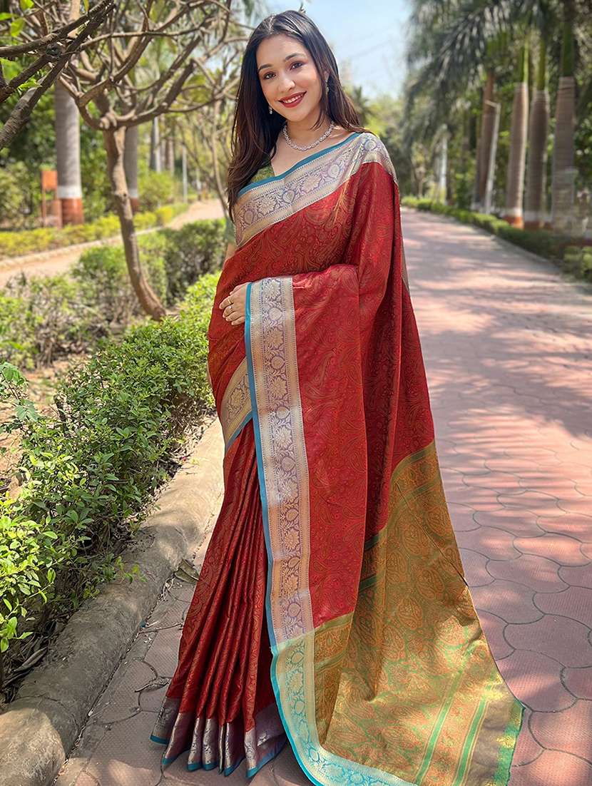 women self design bordered saree with blouse