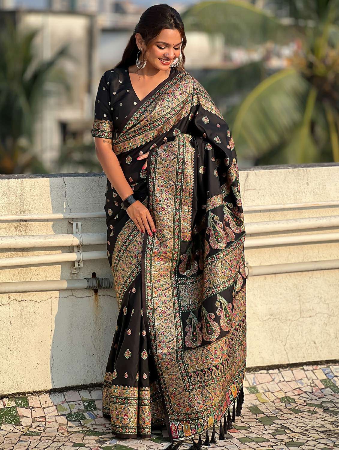 women self design banarasi saree with blouse - 22448903 -  Standard Image - 3