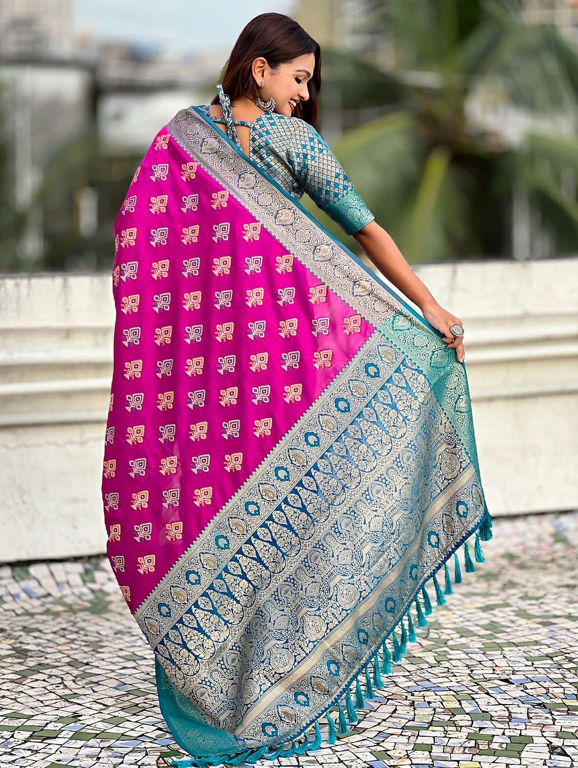 women self design patola saree with blouse - 22448917 -  Standard Image - 3
