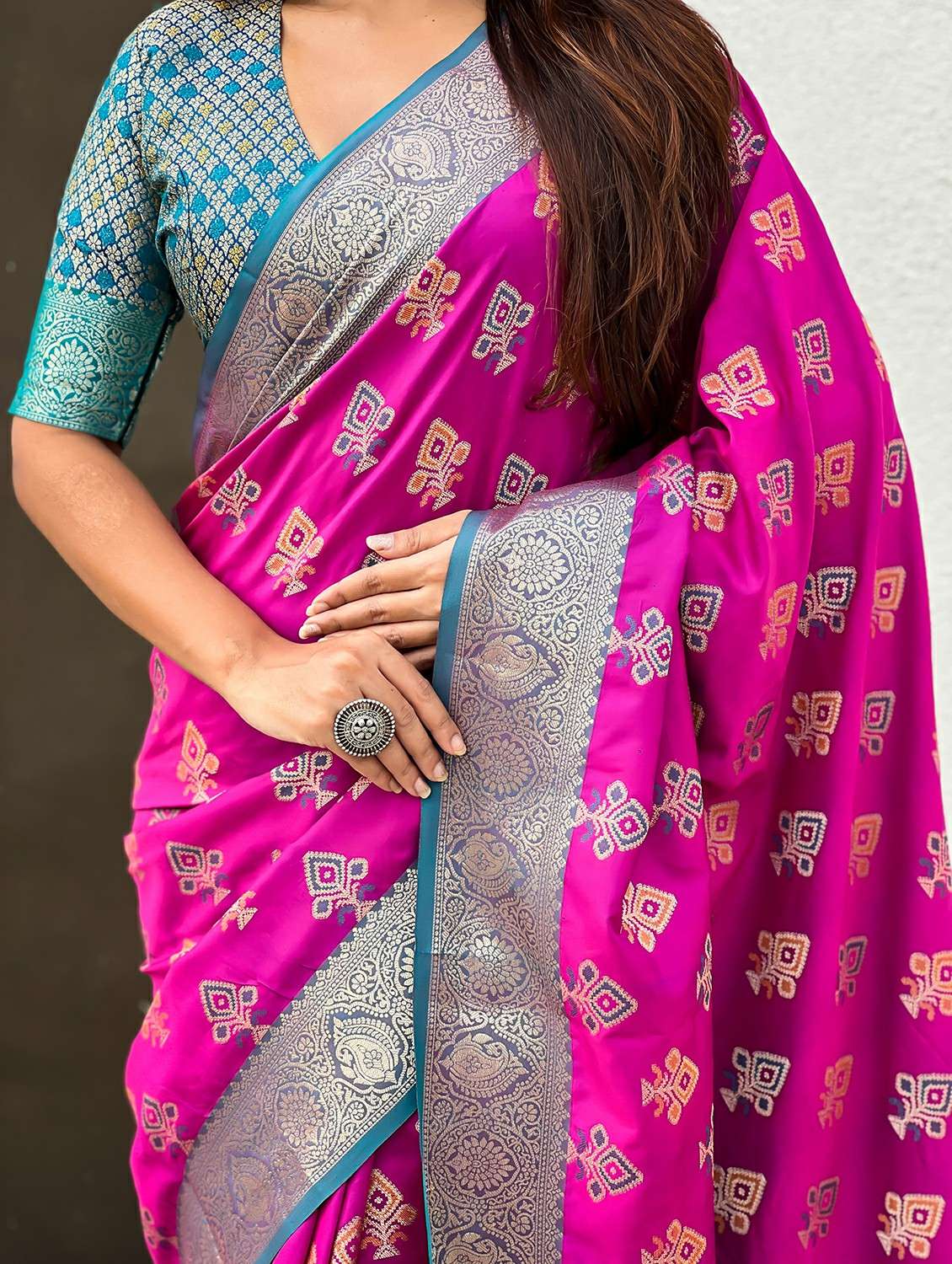 women self design patola saree with blouse - 22448917 -  Standard Image - 5