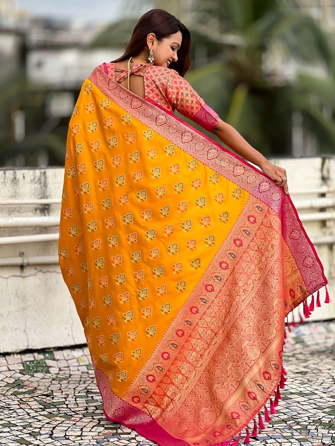women self design patola saree with blouse - 22448919 -  Standard Image - 3