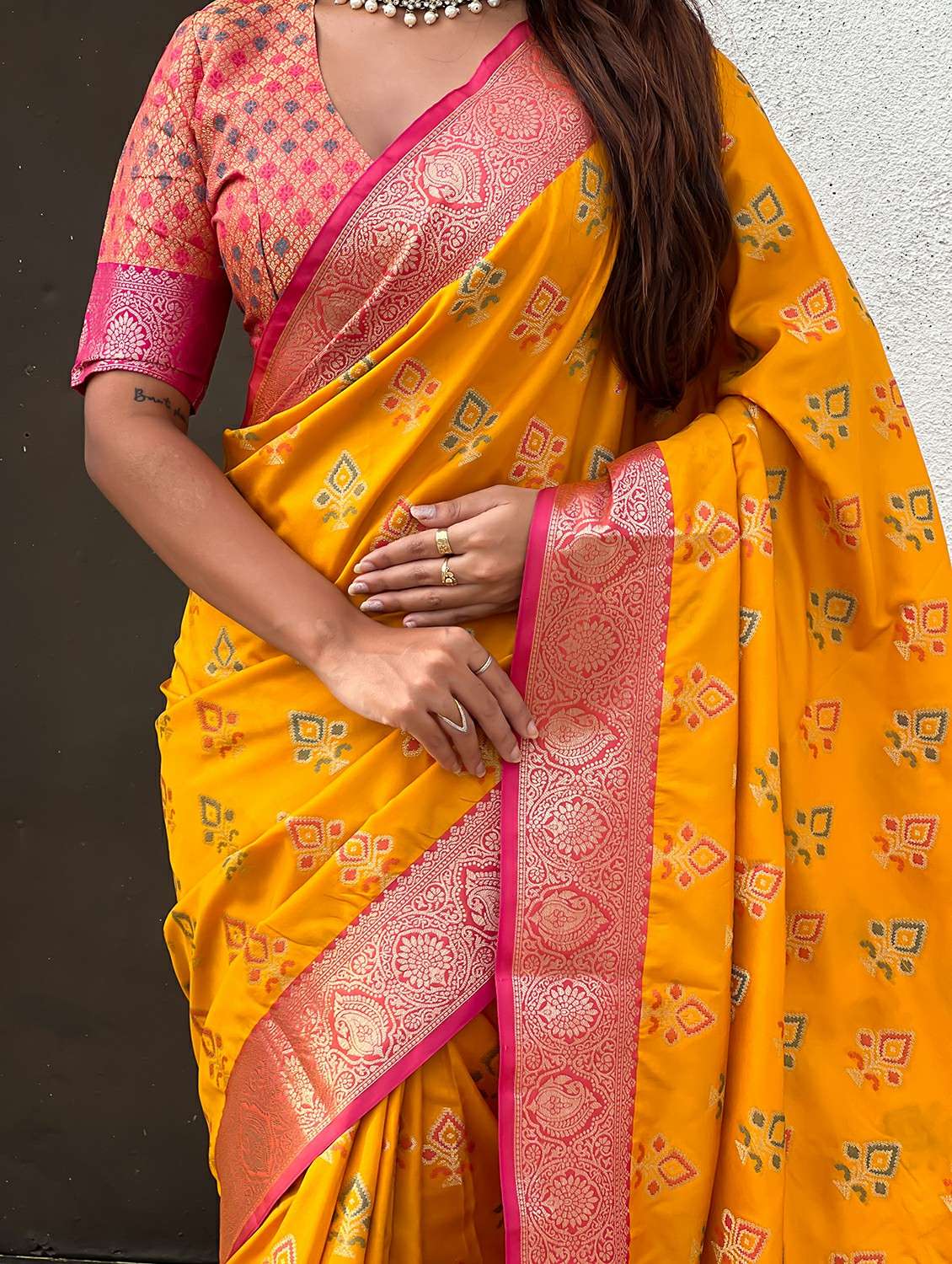 women self design patola saree with blouse - 22448919 -  Standard Image - 5