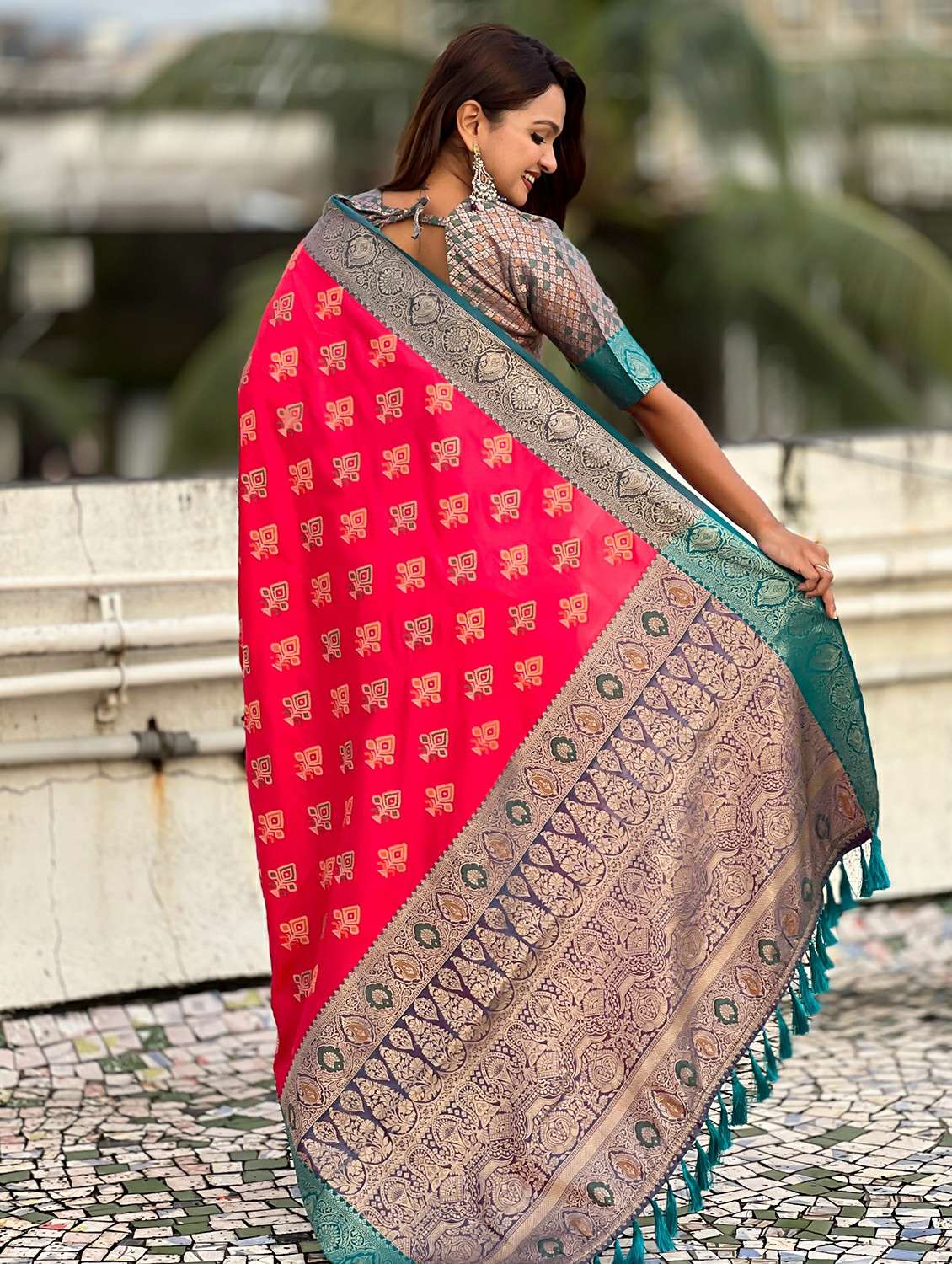 women self design patola saree with blouse - 22448920 -  Standard Image - 3