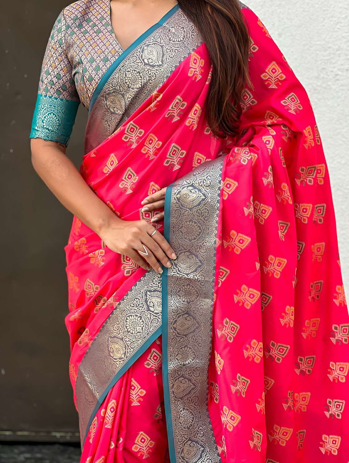 women self design patola saree with blouse - 22448920 -  Standard Image - 5