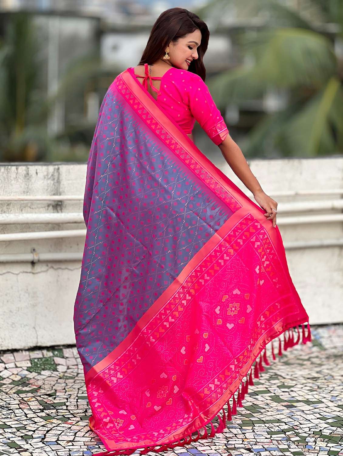 women ikat patola saree with blouse - 22448923 -  Standard Image - 3