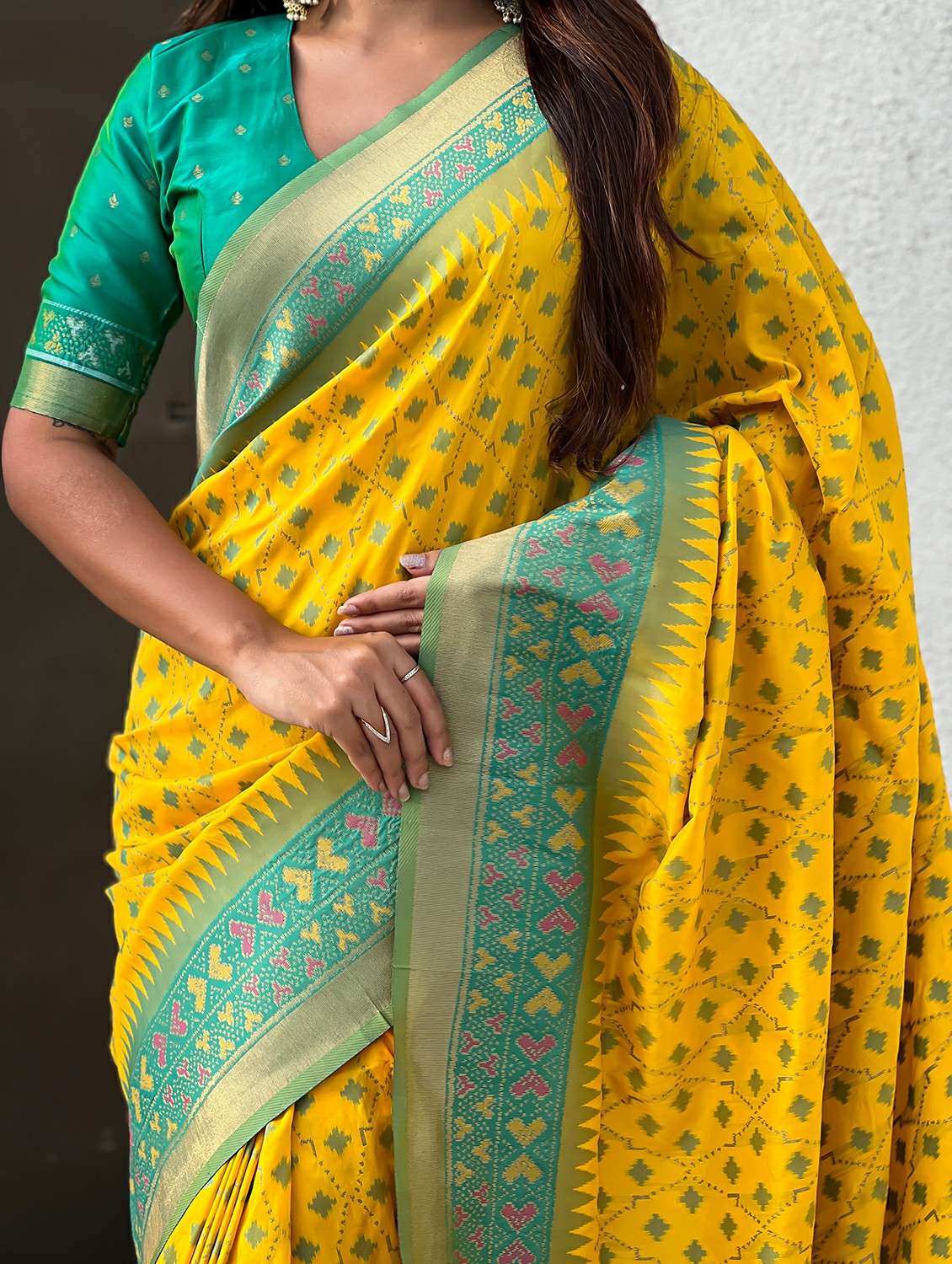 women ikat patola saree with blouse - 22448929 -  Standard Image - 5