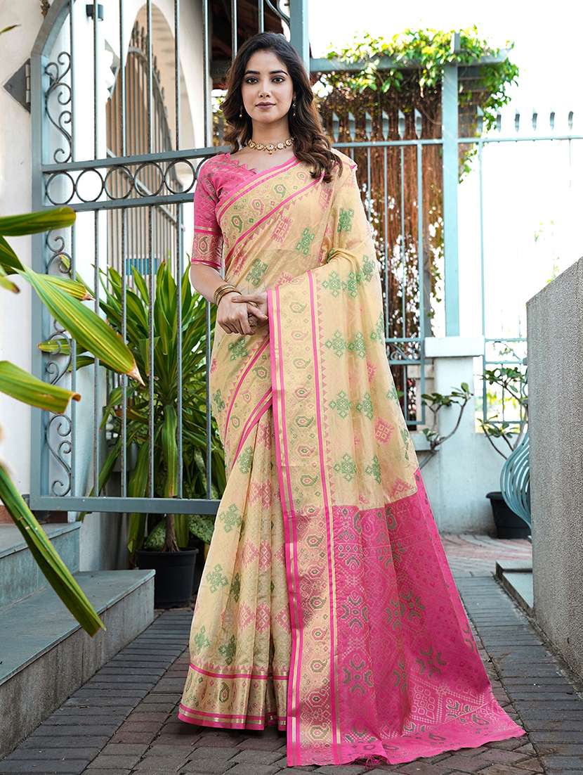 women self design bordered saree with blouse