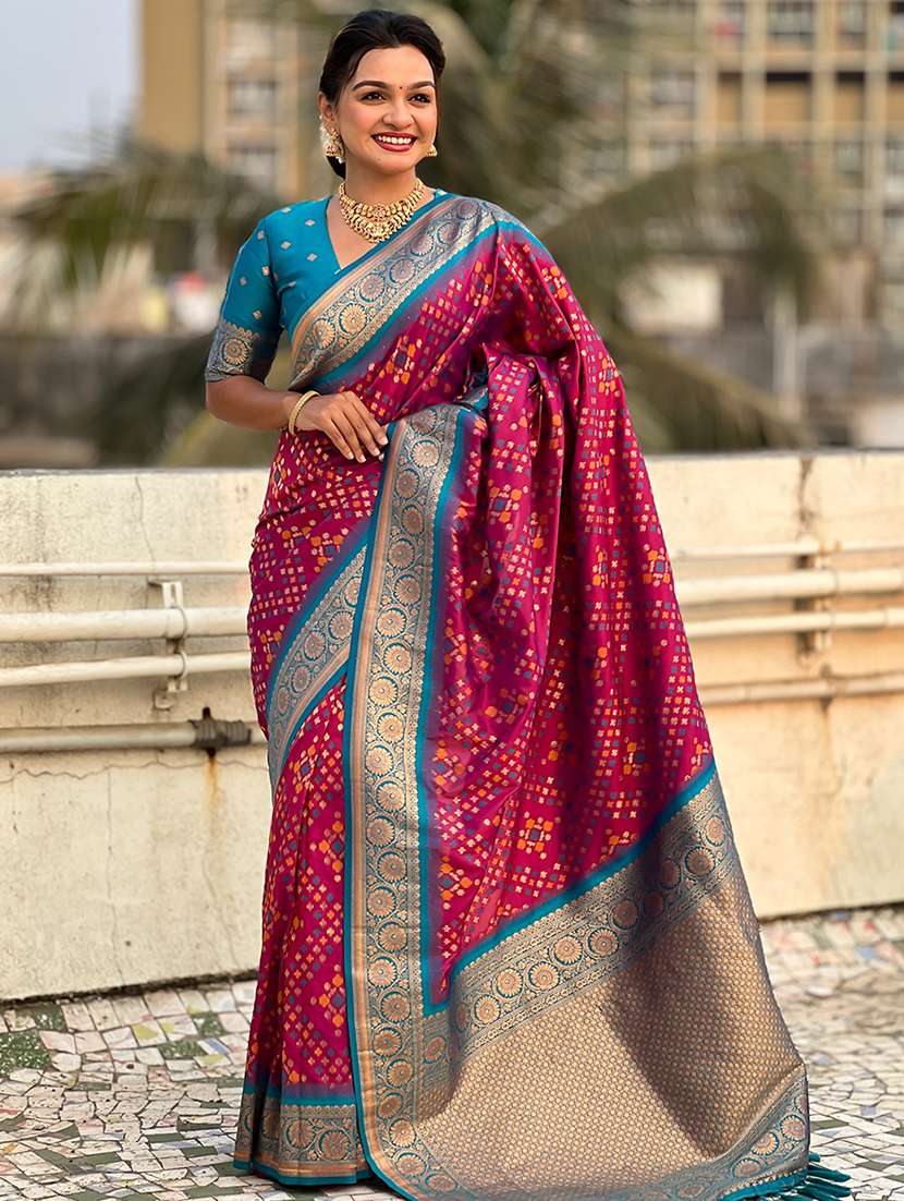 women self design bordered saree with blouse