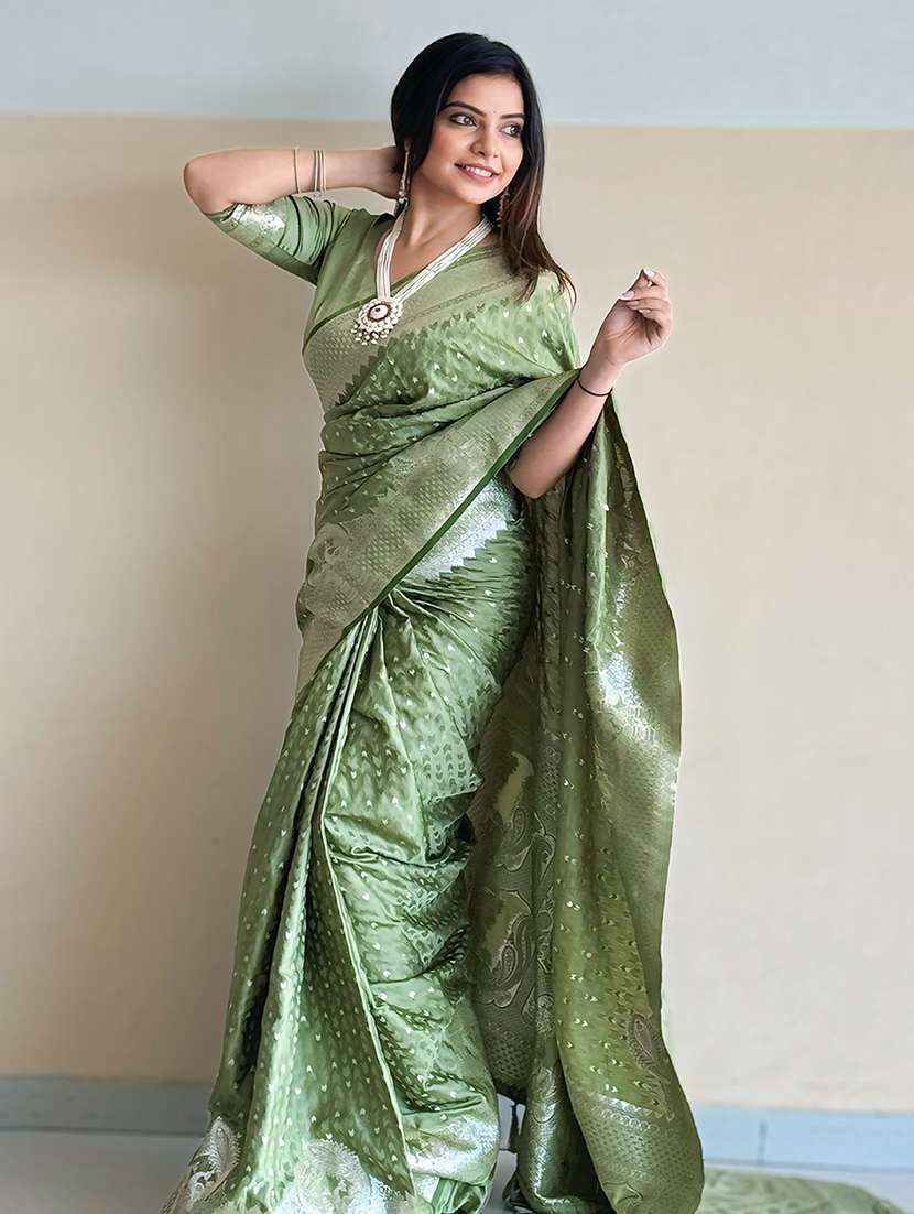 women self design banarasi saree with blouse