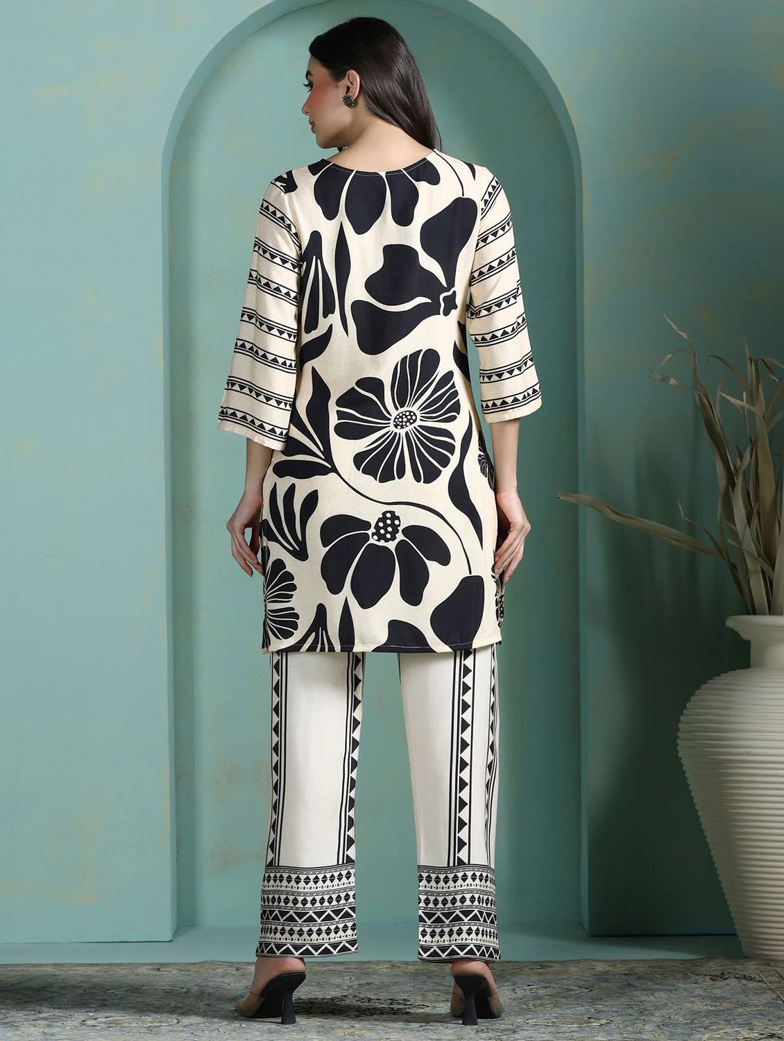 Women Cream Kurta Pant Set - 22449877 -  Standard Image - 3