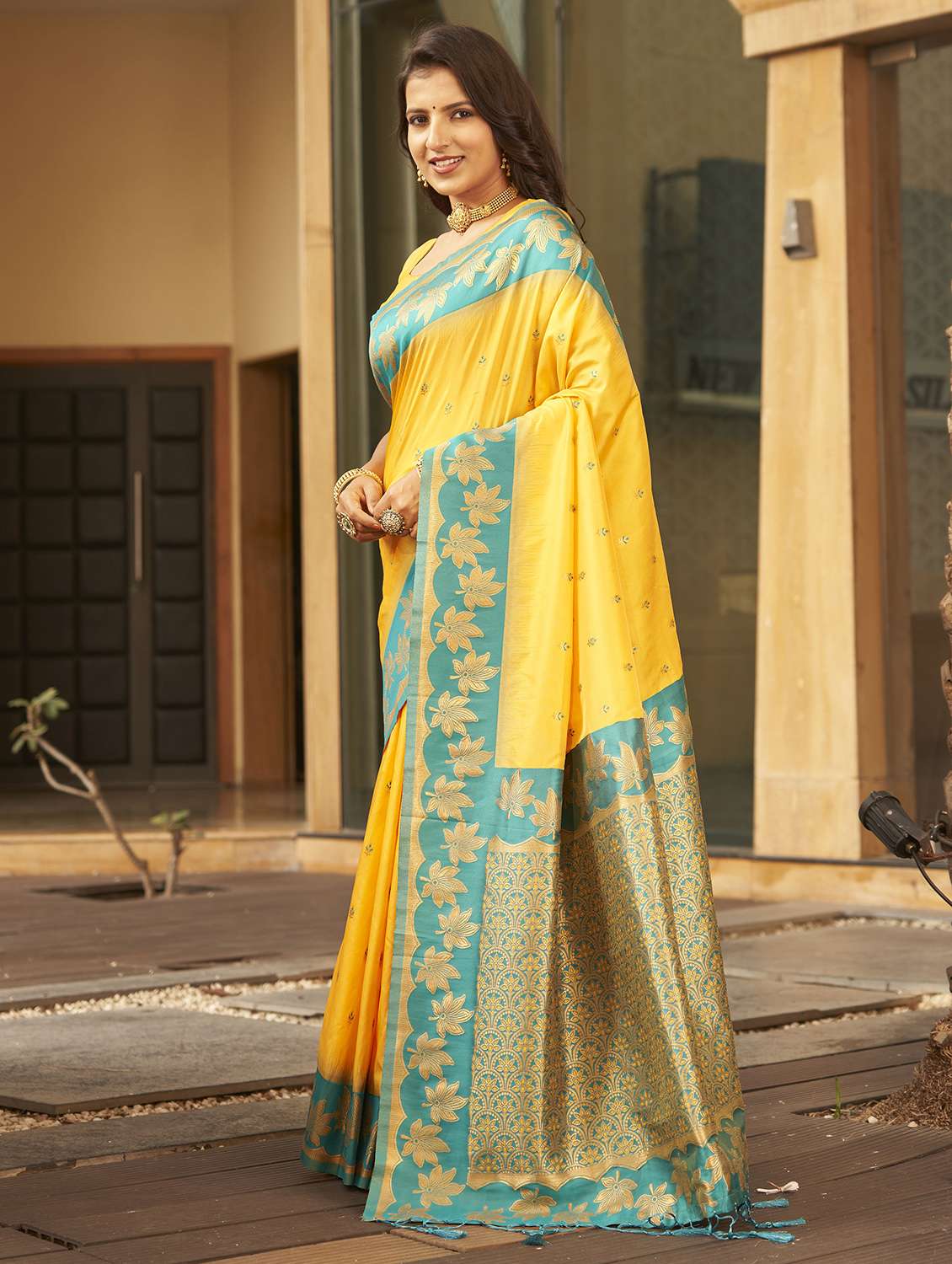 women self design banarasi saree with blouse - 22450356 -  Standard Image - 5