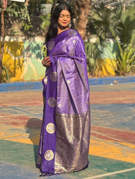 women self design banarasi saree with blouse