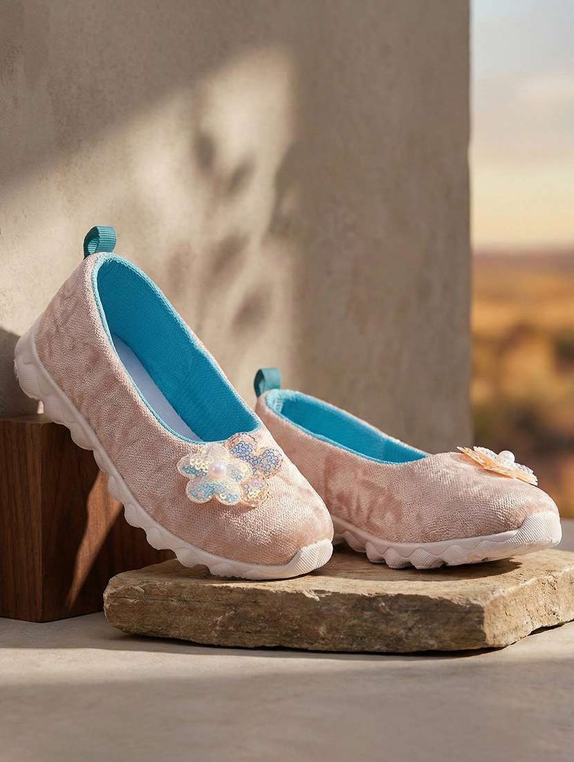 girls beige canvas sport shoe