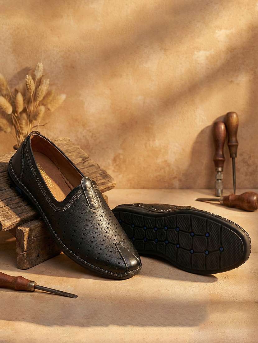 men black slip on jutis