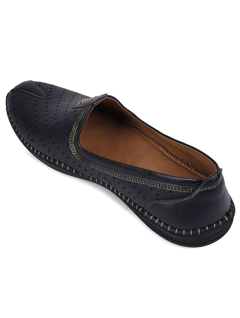 men black slip on jutis - 22452017 -  Standard Image - 3