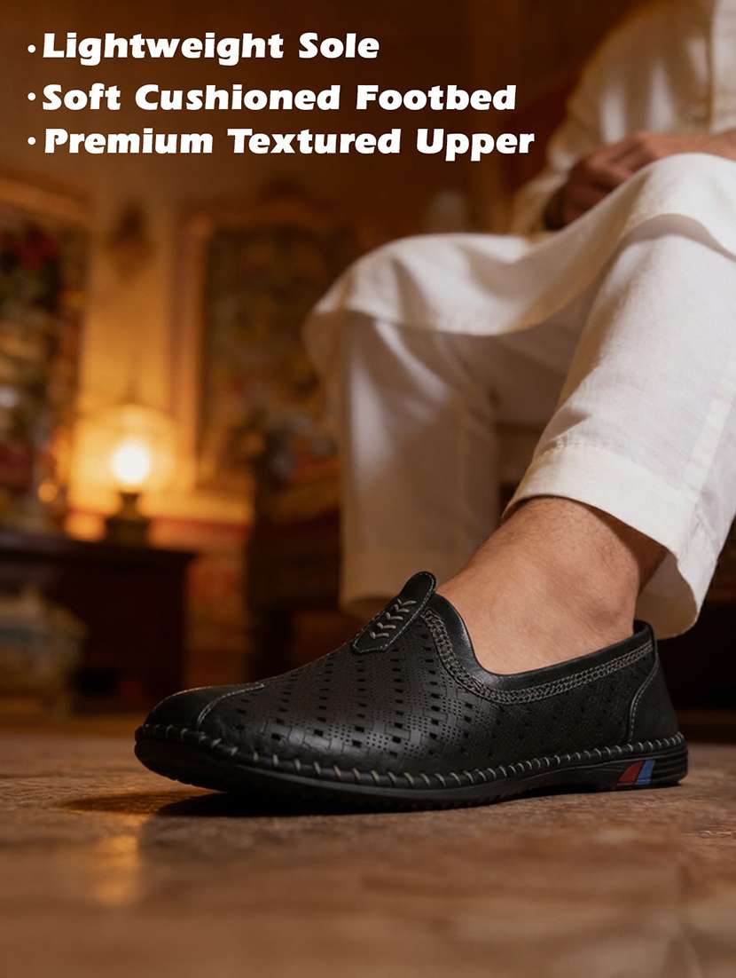 men black slip on jutis - 22452017 -  Standard Image - 5
