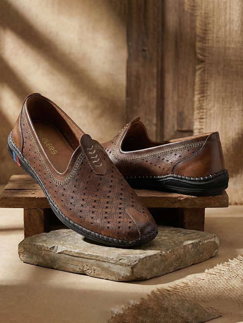 men brown slip on jutis