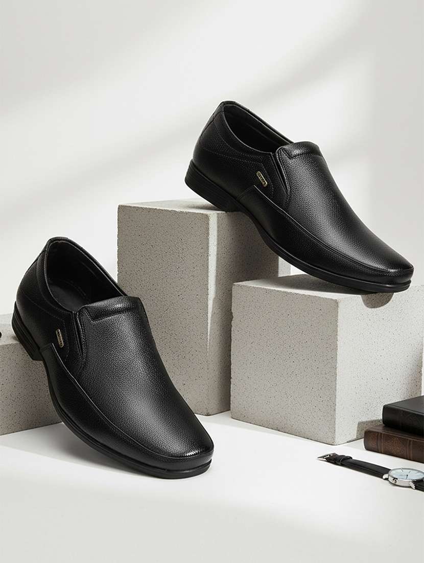 men solid slip on mocassin