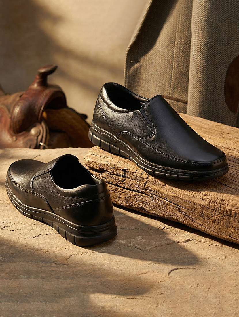 men solid slip on mocassin