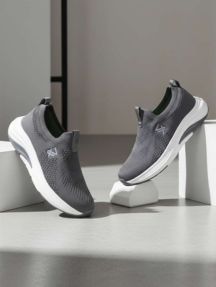 men solid slip on sport shoes