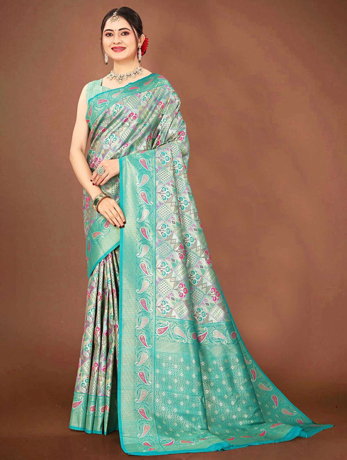 women self design kanjivaram saree with blouse