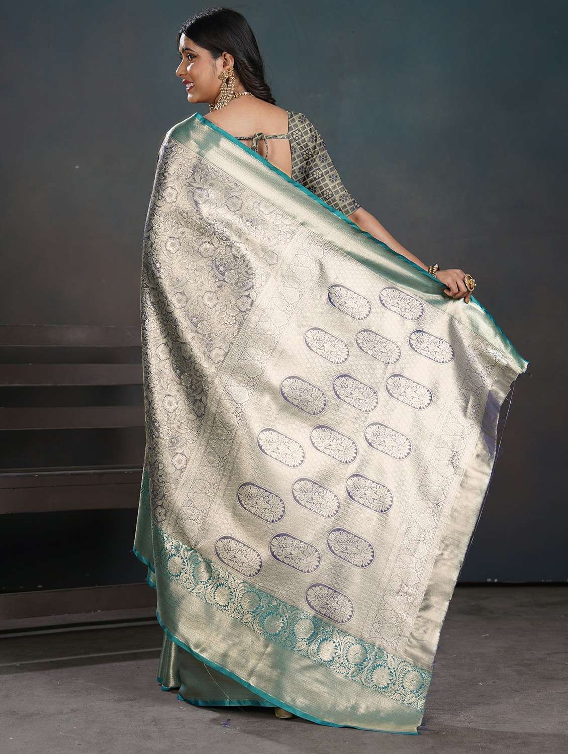 green silk kanjivaram saree with blouse - 22452307 -  Standard Image - 3