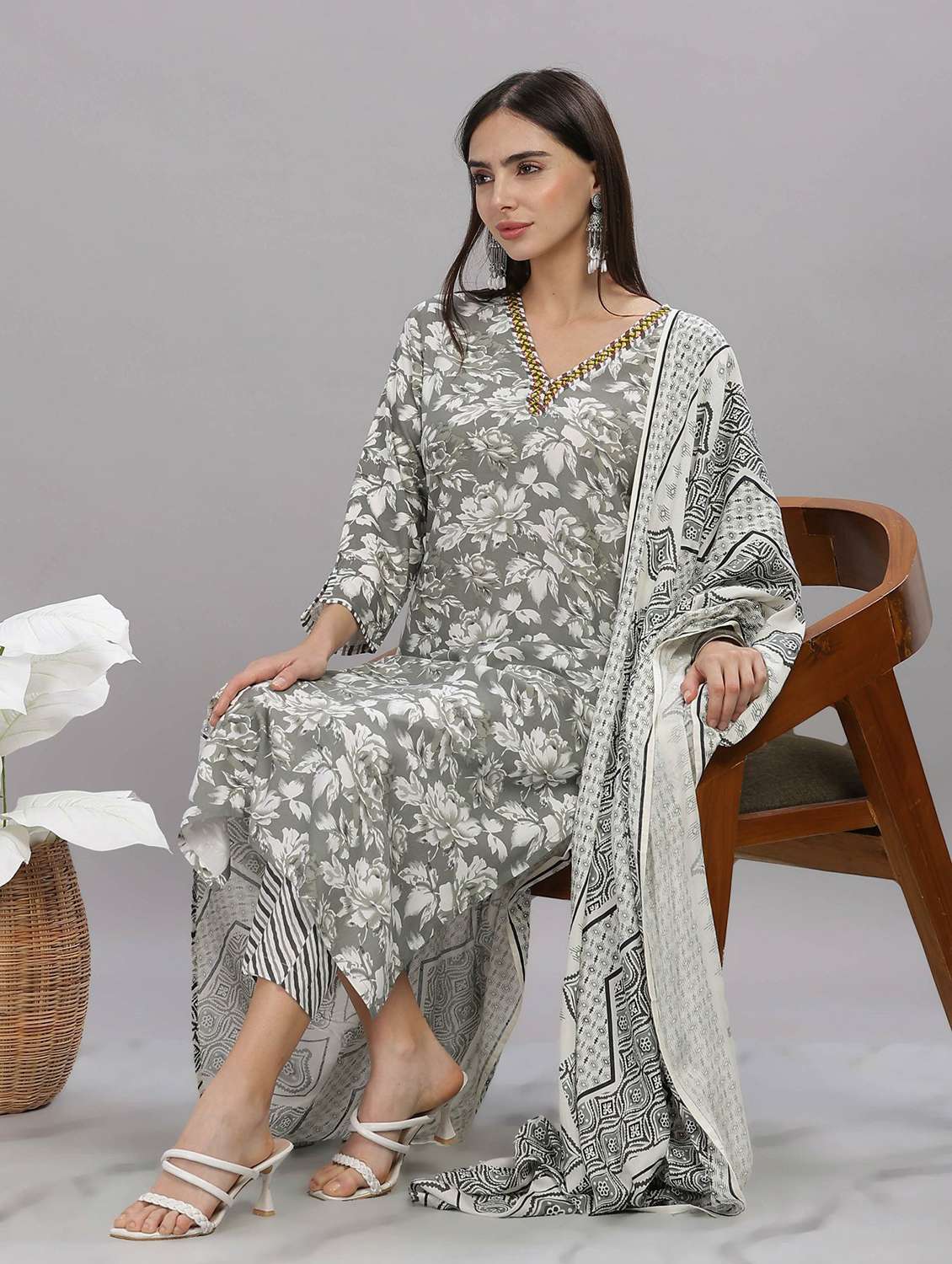 women grey suit set - 22453970 -  Standard Image - 3
