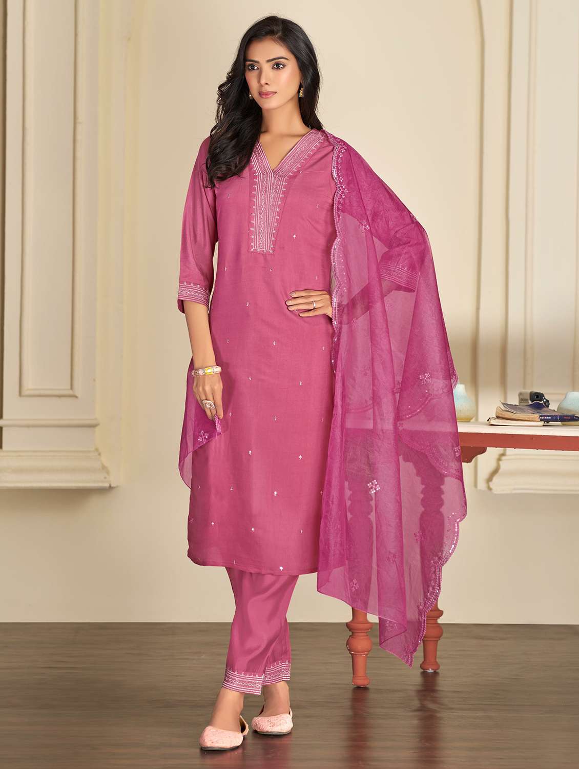 women self deign pink suit set