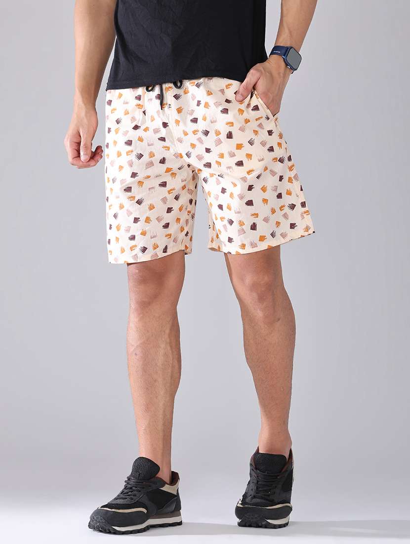 men printed mid rise regular fit shorts