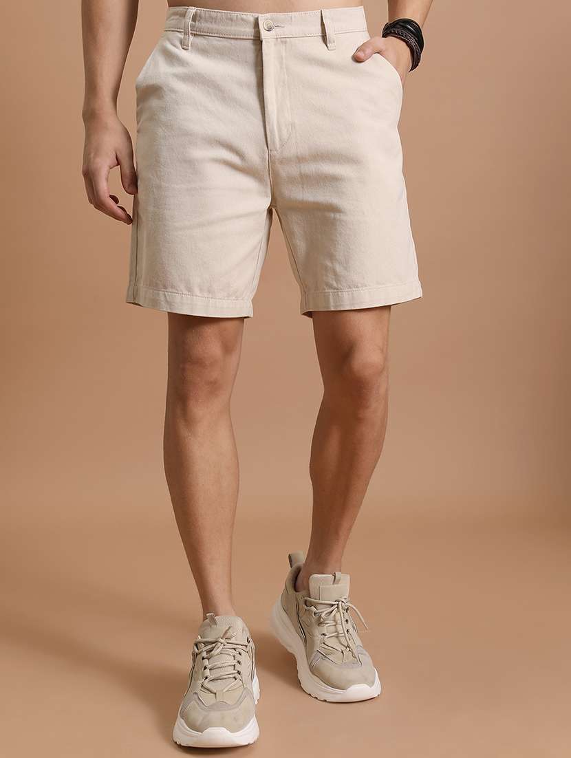men solid mid rise regular fit shorts