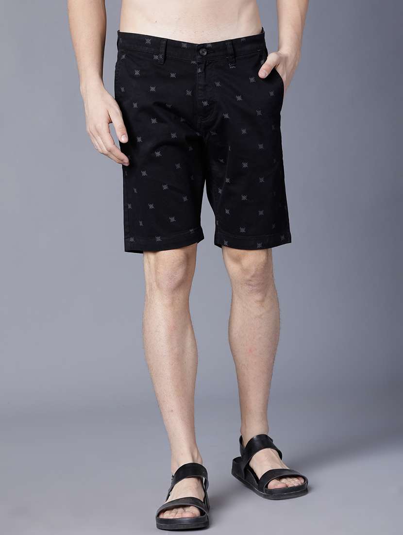 men printed mid rise regular fit shorts