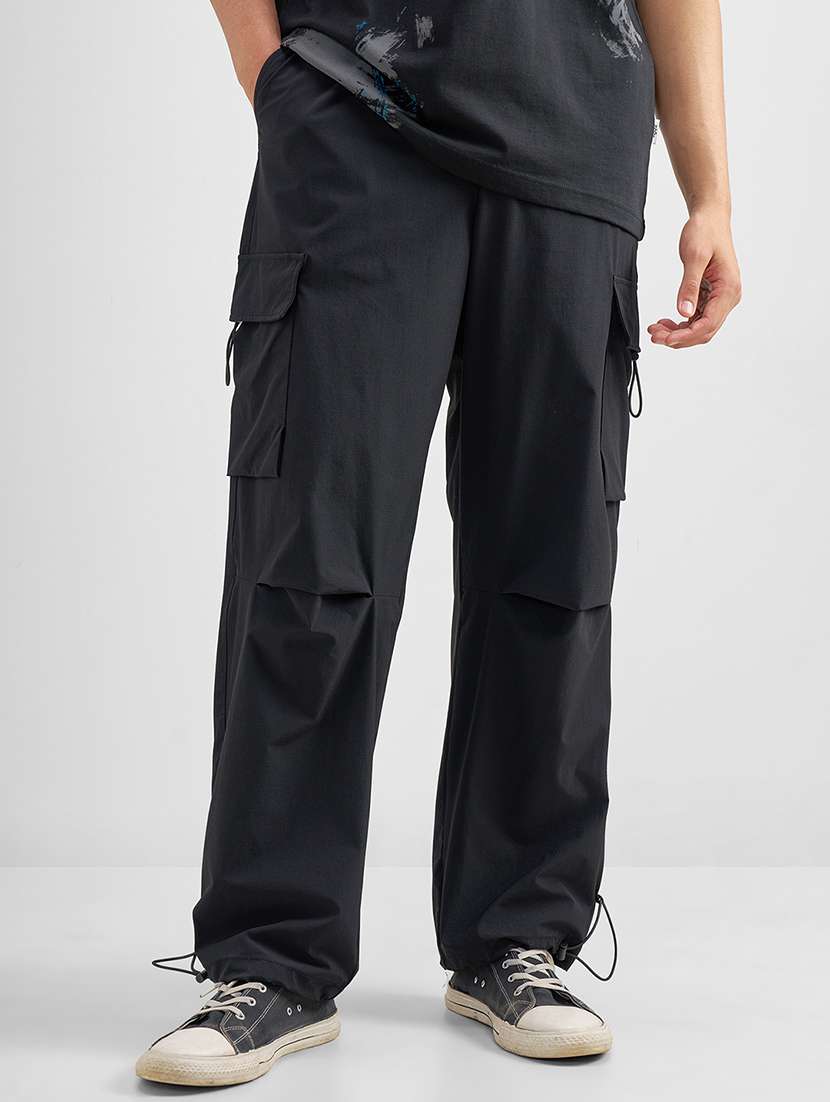 men solid mid rise regular fit cargo 