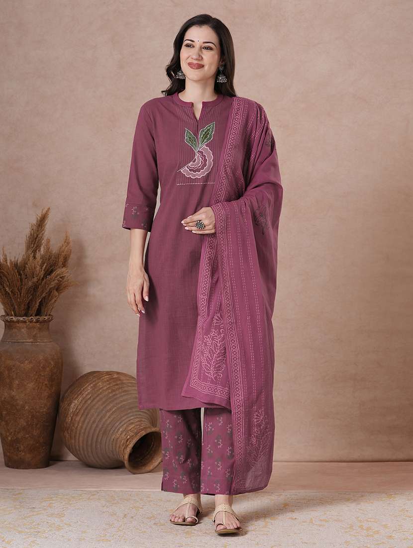 women pink kurta dupatta set