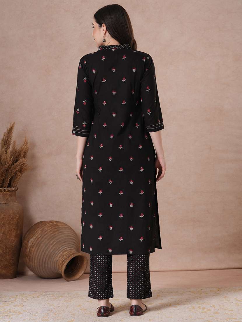 women black suit set - 22463511 -  Standard Image - 3
