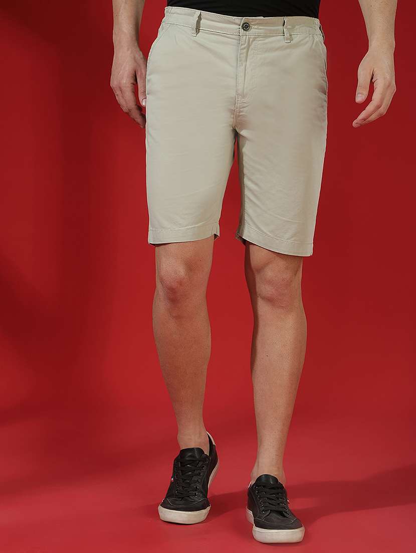 men solid mid rise slim fit shorts