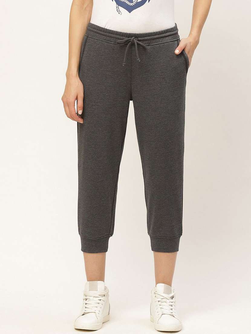 women solid mid rise shorts