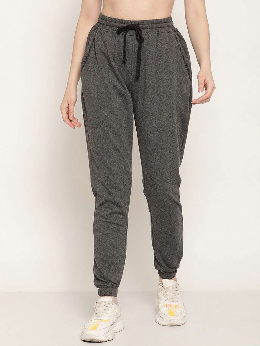 women solid mid rise shorts