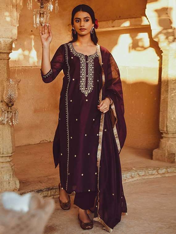 women maroon kurta dupatta set