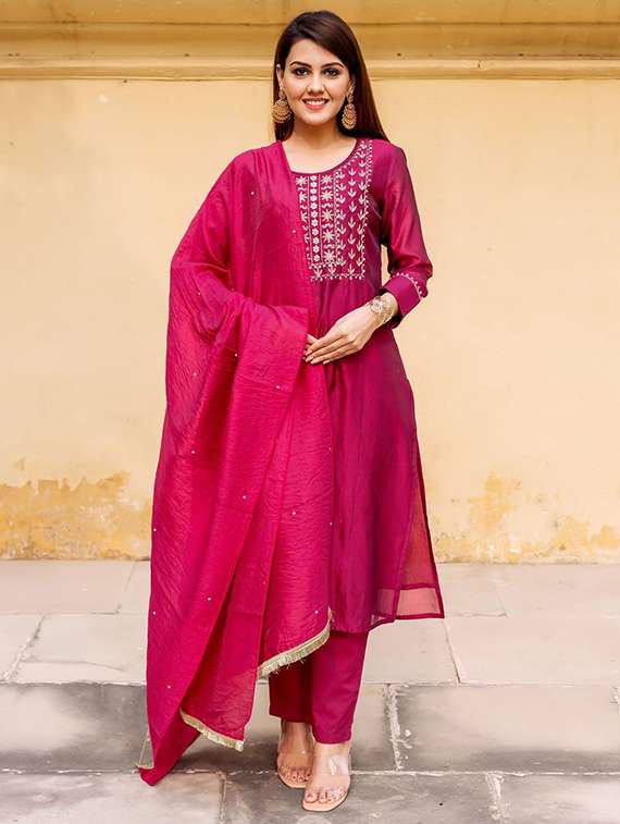 women pink kurta dupatta set
