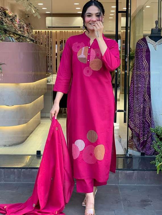 women pink kurta dupatta set