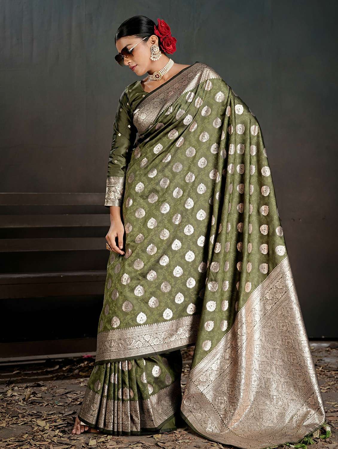 Women Green Banarasi Saree With Blouse - 22467577 -  Standard Image - 3
