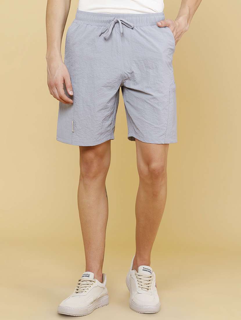 men solid mid rise regular fit shorts