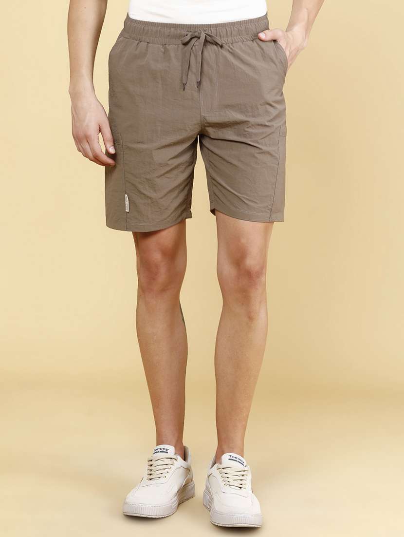 men solid mid rise regular fit shorts