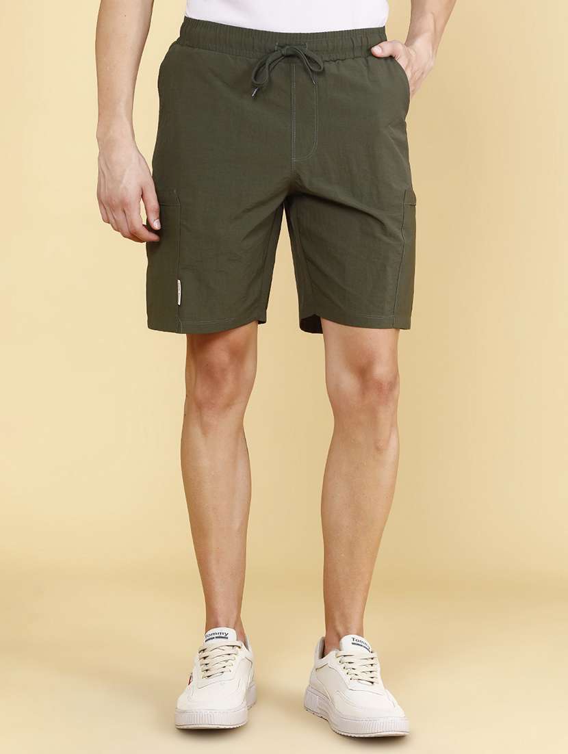 men solid mid rise regular fit shorts